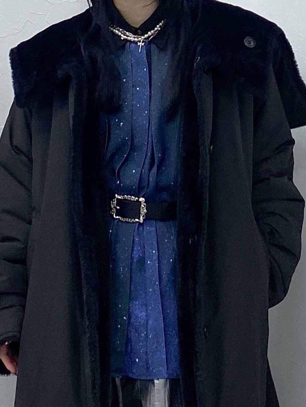 ブラック系のダウンジャケット/コート、シルバー系のカーゴパンツ、グレー系のブーツを着用したレディースの冬コーディネートの8枚目の写真