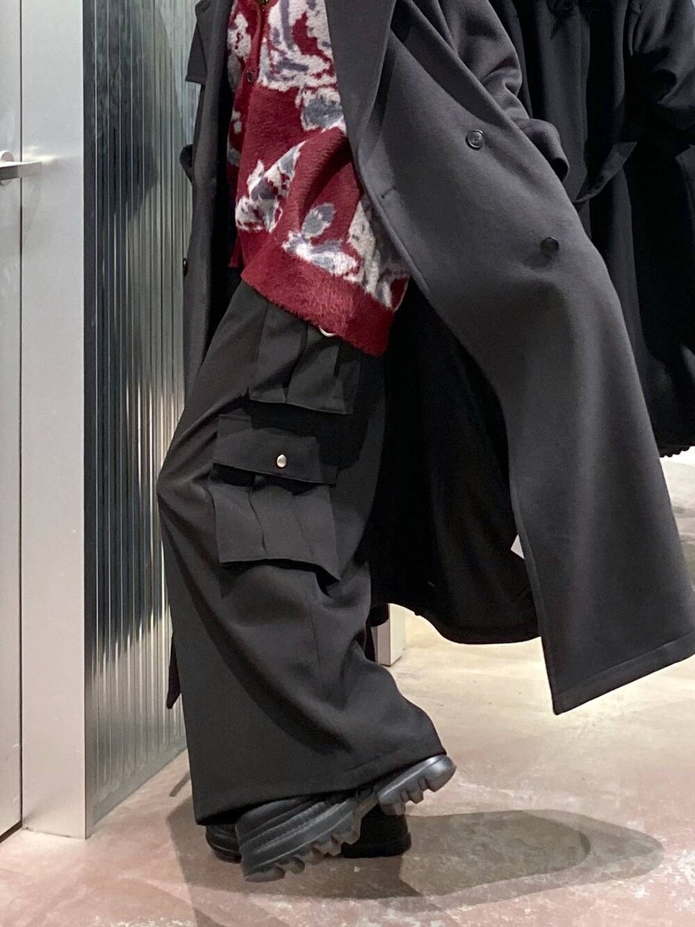 グレー系のトレンチコート、レッド系のカーディガン/ボレロ、イエロー系のTシャツ/カットソーを着用したレディースの冬コーディネートの9枚目の写真