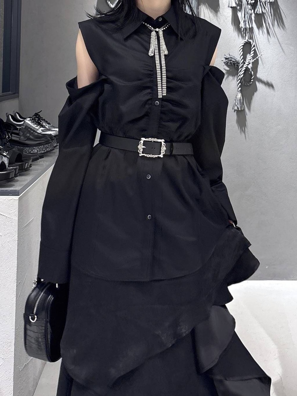 ブラック系のブーツ、ブラック系のショルダーバッグ、ブラック系のシャツ/ブラウスを着用したレディースの春コーディネートの9枚目の写真