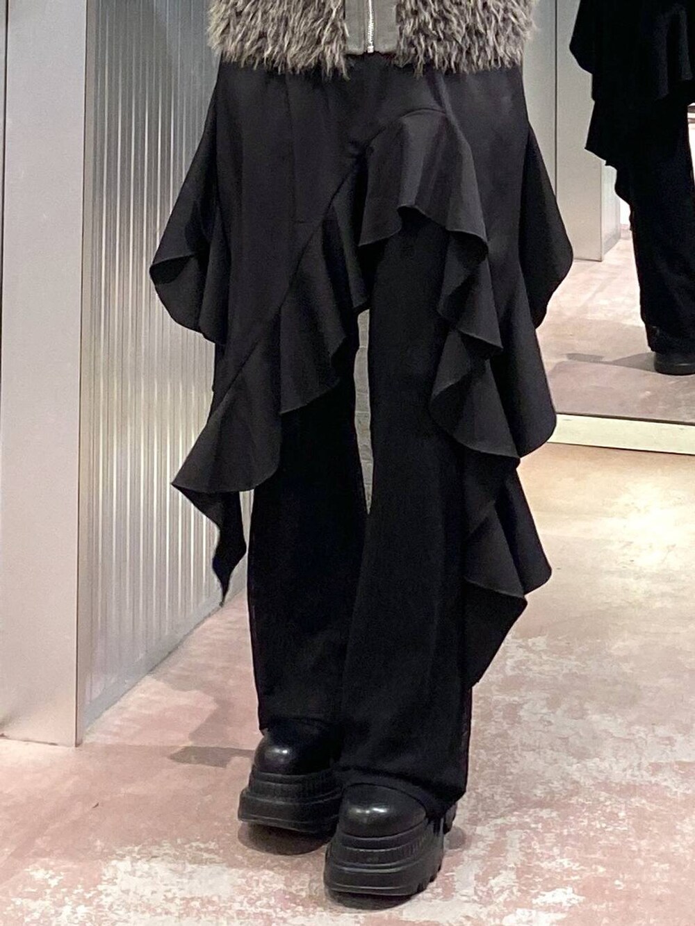 ブラック系のブーツ、ベージュ系のブルゾン、ブラック系のその他パンツを着用したレディースの冬コーディネートの7枚目の写真