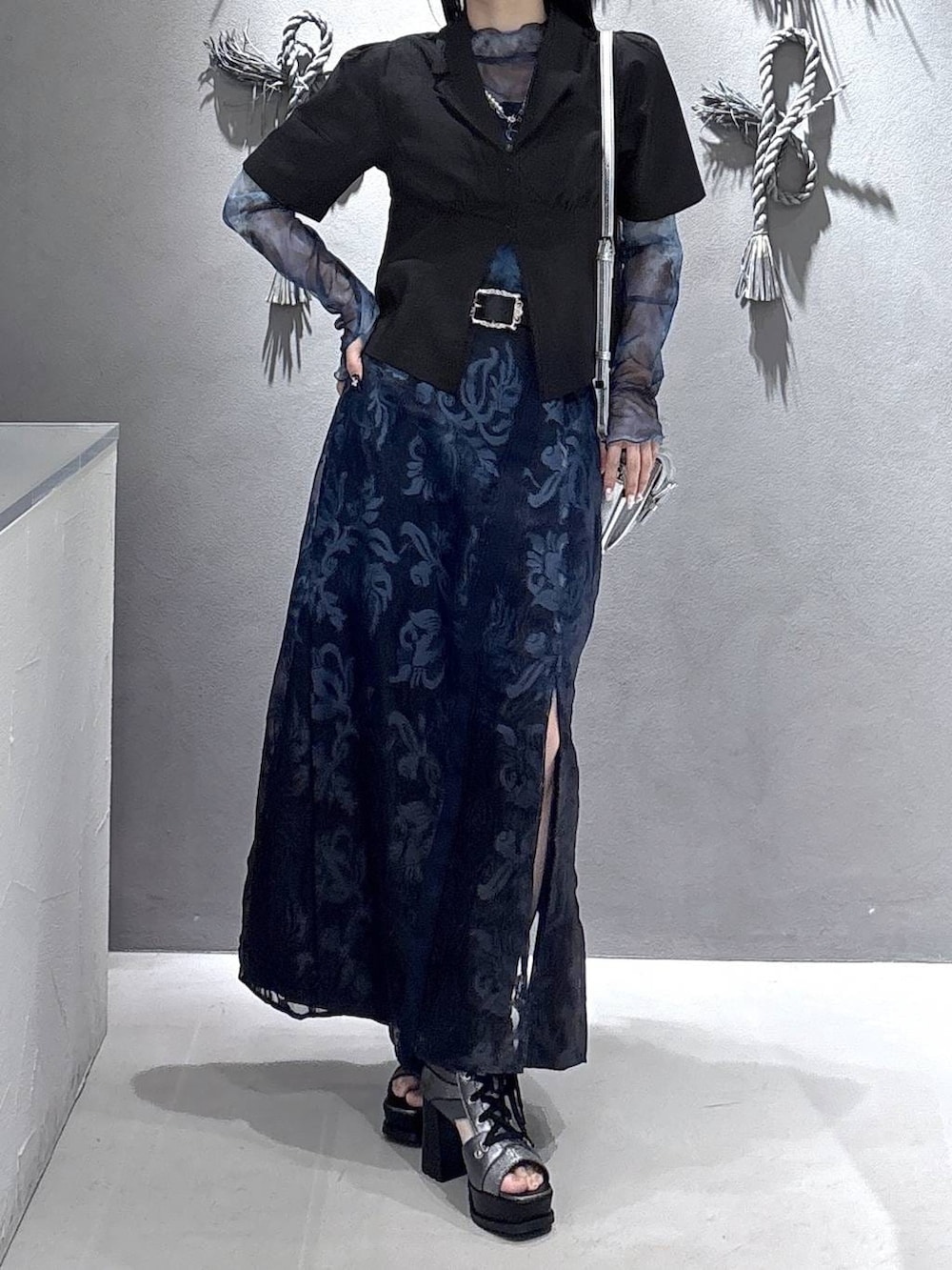 ブラック系のブーツ、グリーン系のタンクトップ、ブラック系のシャツ/ブラウスを着用したレディースの春コーディネートの5枚目の写真