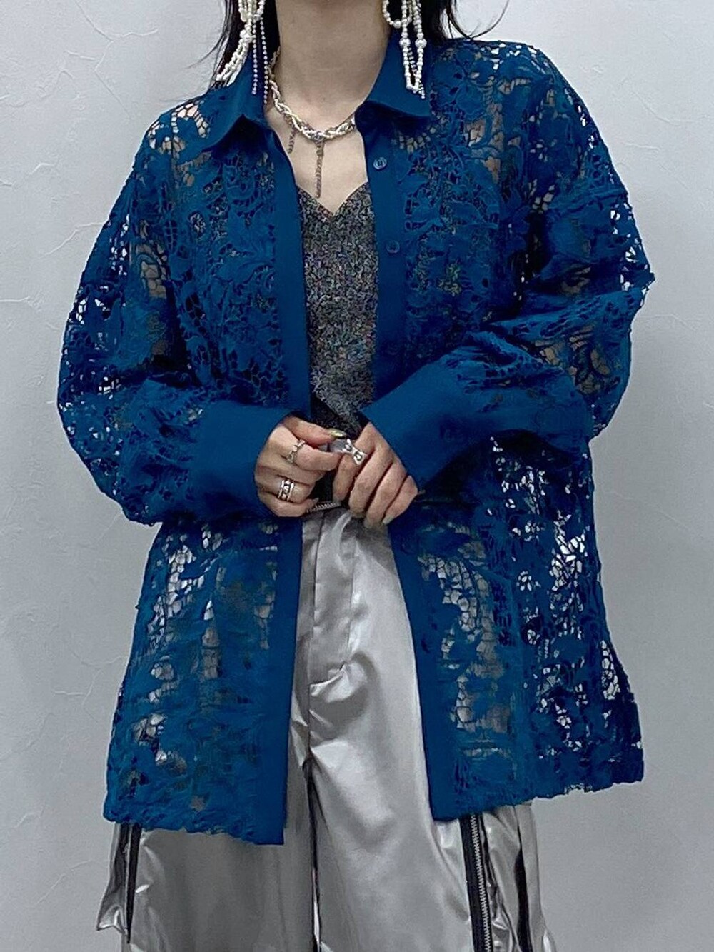 ブラック系のサンダル、ブルー系のシャツ/ブラウス、シルバー系のカーゴパンツを着用したレディースの夏コーディネートの8枚目の写真