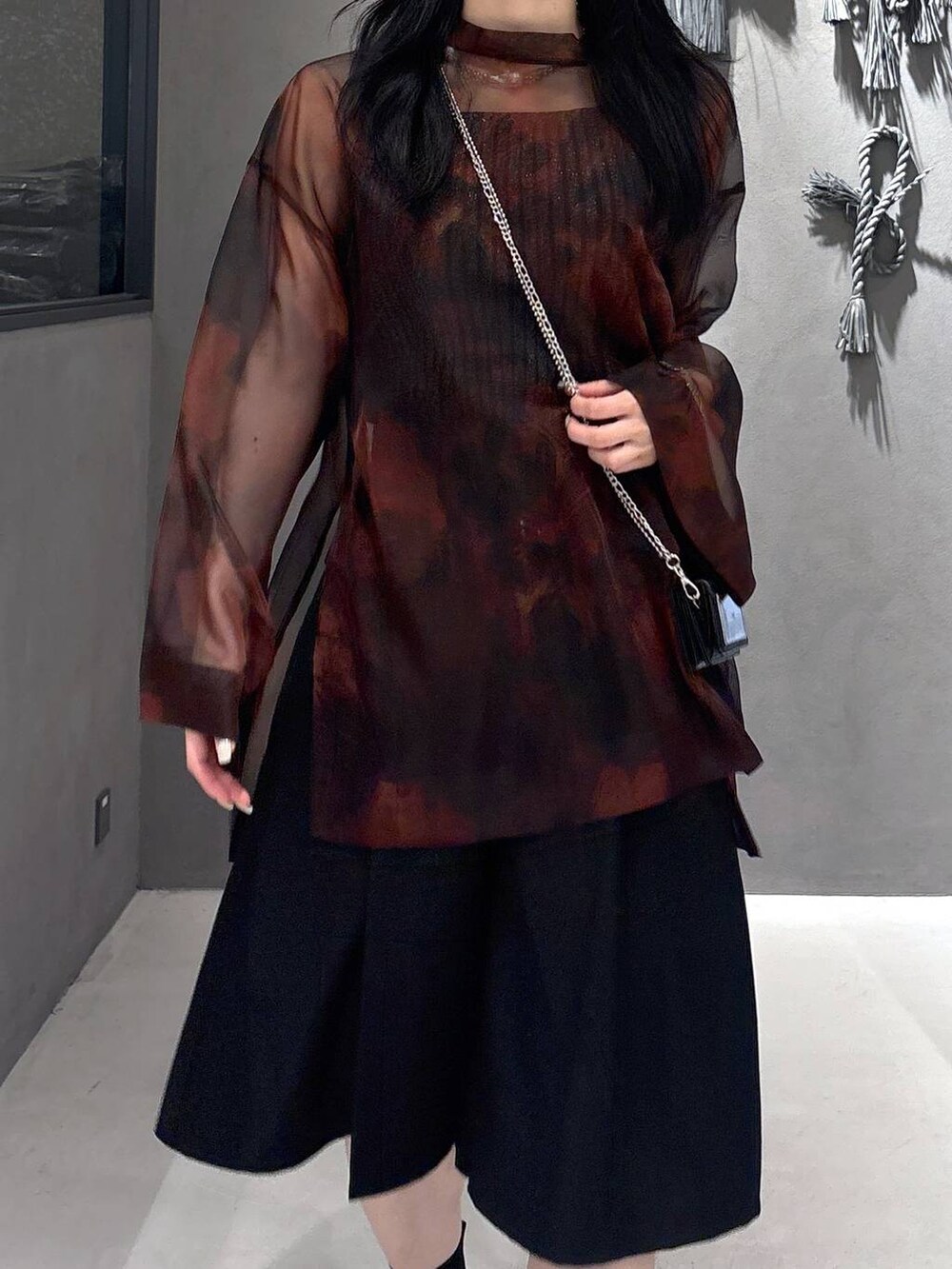 ブラック系のタンクトップ、ブラック系のその他パンツ、オレンジ系のシャツ/ブラウスを着用したレディースの春コーディネートの8枚目の写真