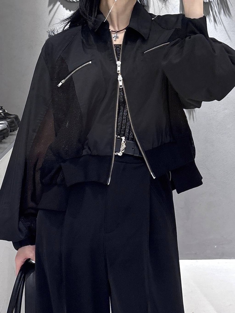 ブラック系のブーツ、ブラック系のタンクトップ、ブラック系のその他パンツを着用したレディースの春コーディネートの8枚目の写真