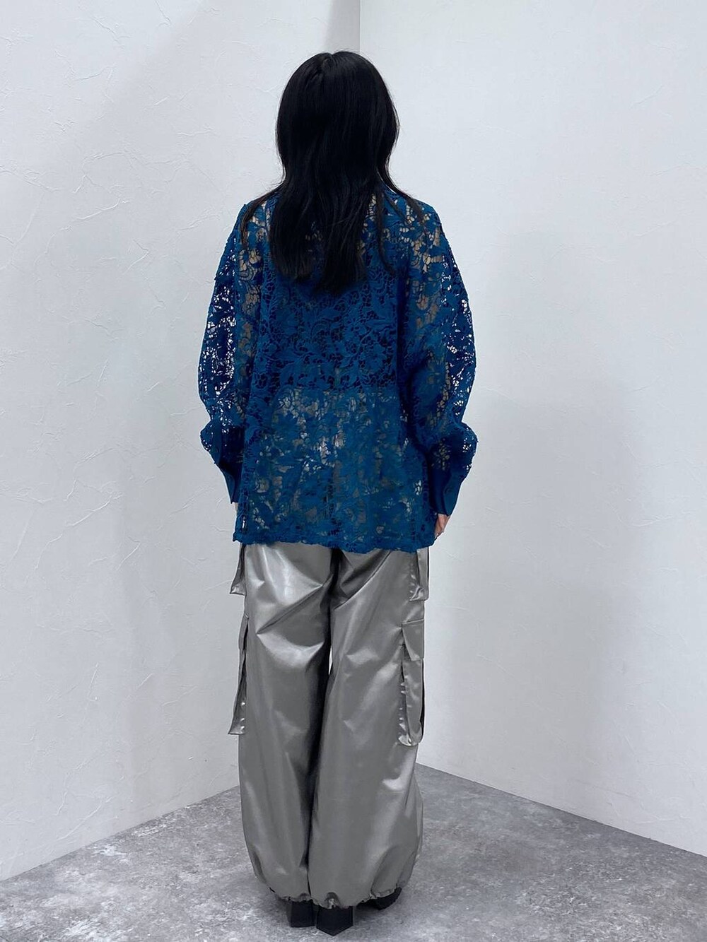 ブラック系のサンダル、ブルー系のシャツ/ブラウス、シルバー系のカーゴパンツを着用したレディースの夏コーディネートの3枚目の写真