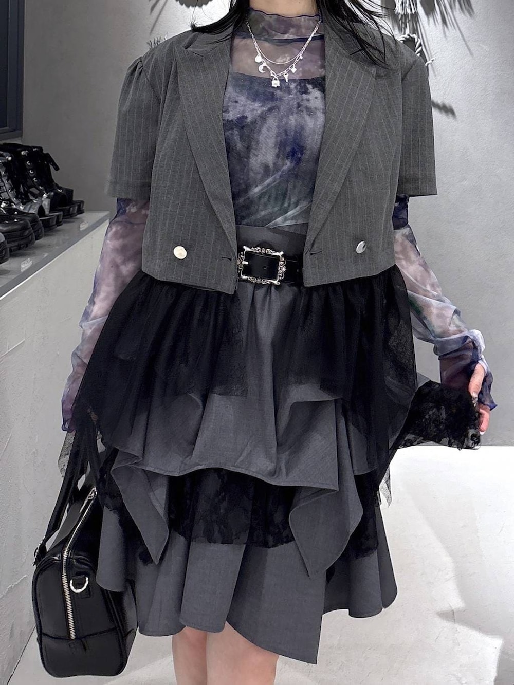 ブラック系のボストンバッグ、ブラック系のパンプス、ブラック系のタンクトップを着用したレディースの春コーディネートの6枚目の写真