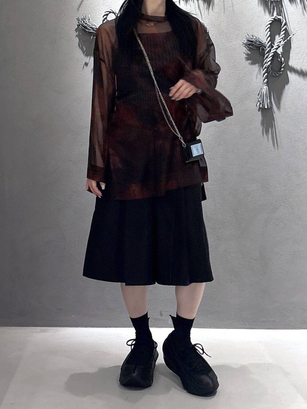 ブラック系のタンクトップ、ブラック系のその他パンツ、オレンジ系のシャツ/ブラウスを着用したレディースの春コーディネートの5枚目の写真