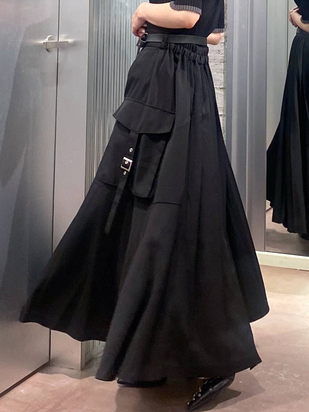 ブラック系のニット/セーター、ブラック系のパンプス、ブラック系のスカートを着用したレディースの夏コーディネートの5枚目の写真