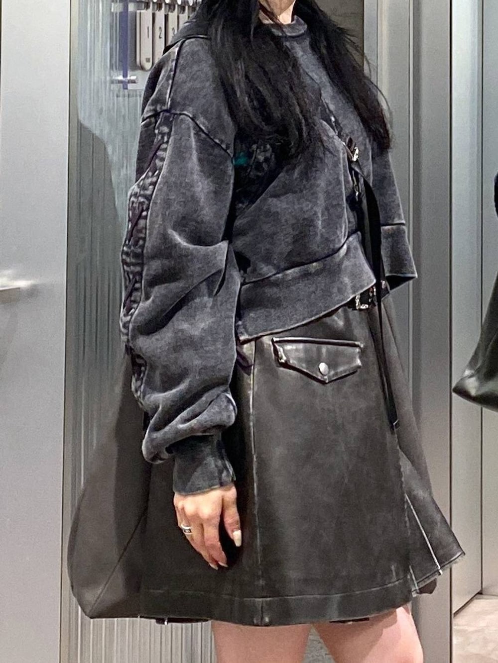 ブラック系のブーツ、グレー系のショルダーバッグ、ブラック系のスウェットを着用したレディースの冬コーディネートの8枚目の写真