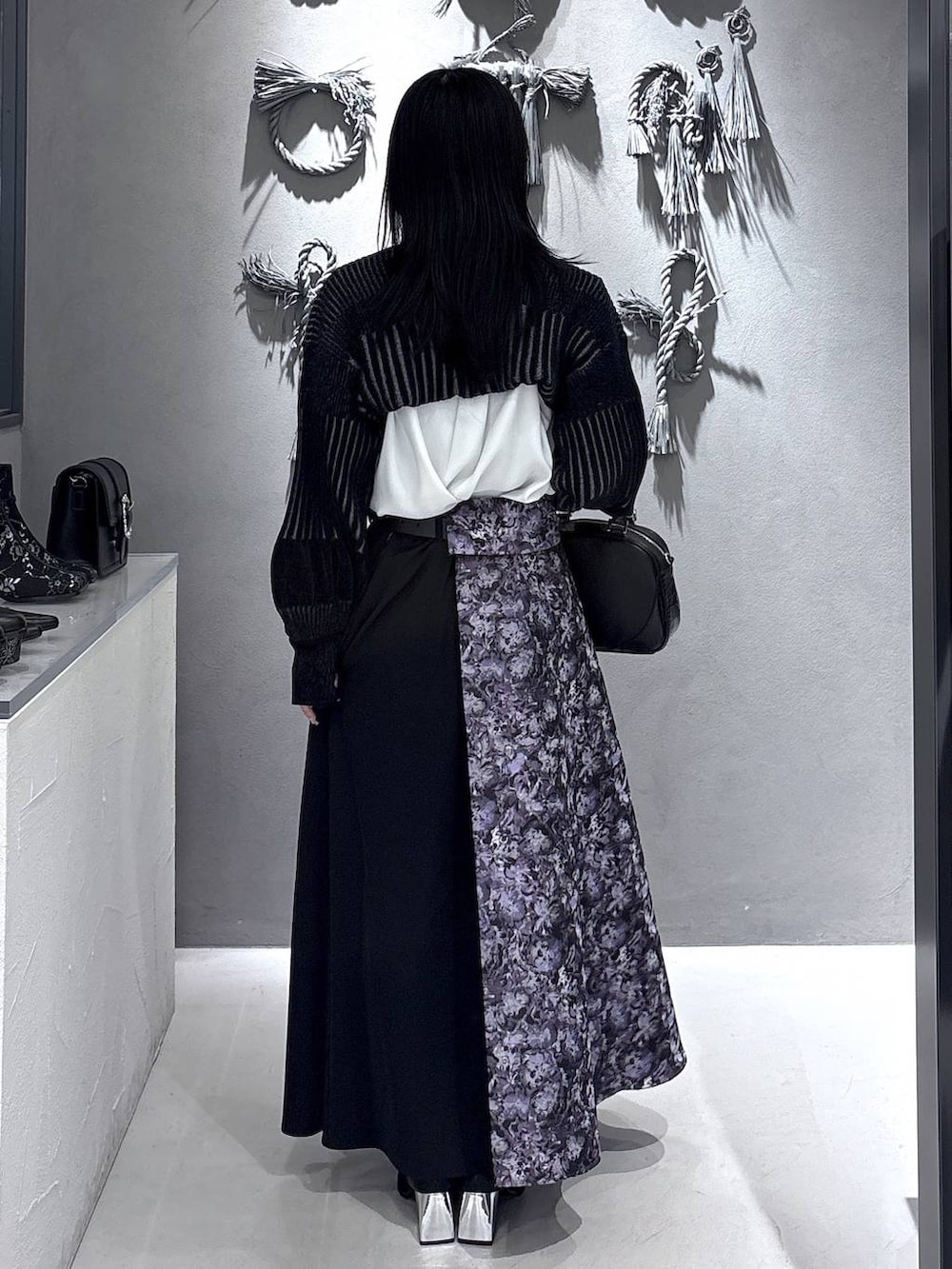 ブラック系のブーツ、ブラック系のカーディガン/ボレロ、ブラック系のシャツ/ブラウスを着用したレディースの春コーディネートの3枚目の写真