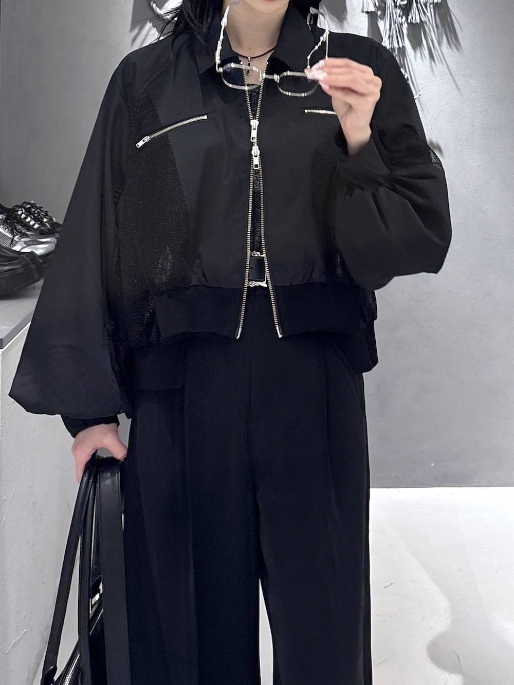 ブラック系のブーツ、ブラック系のタンクトップ、ブラック系のその他パンツを着用したレディースの春コーディネートの7枚目の写真