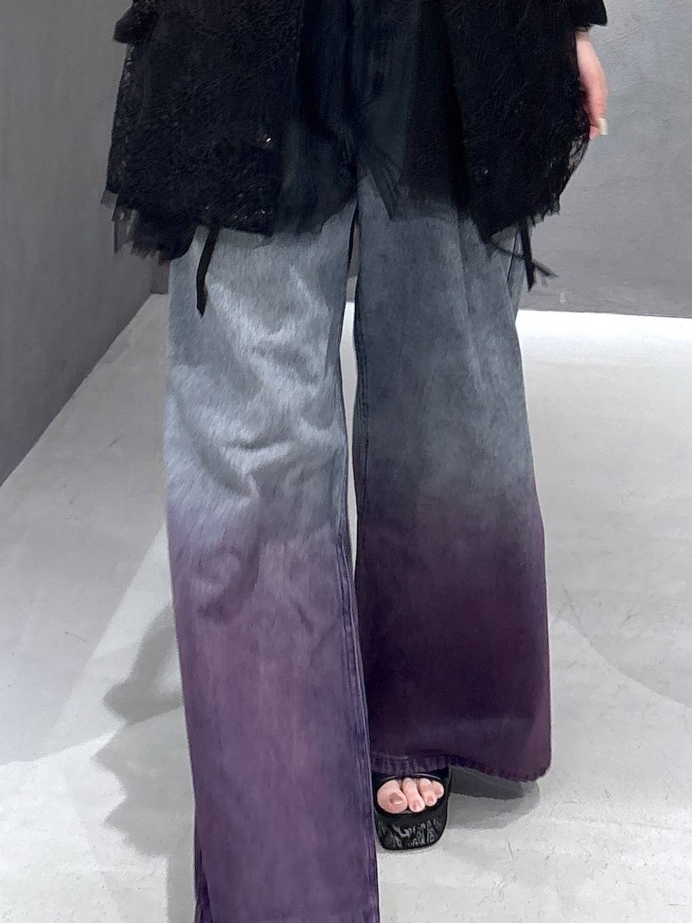 ブラック系のネクタイ、ブラック系のタンクトップ、ブラック系のテーラードジャケットを着用したレディースの春コーディネートの9枚目の写真