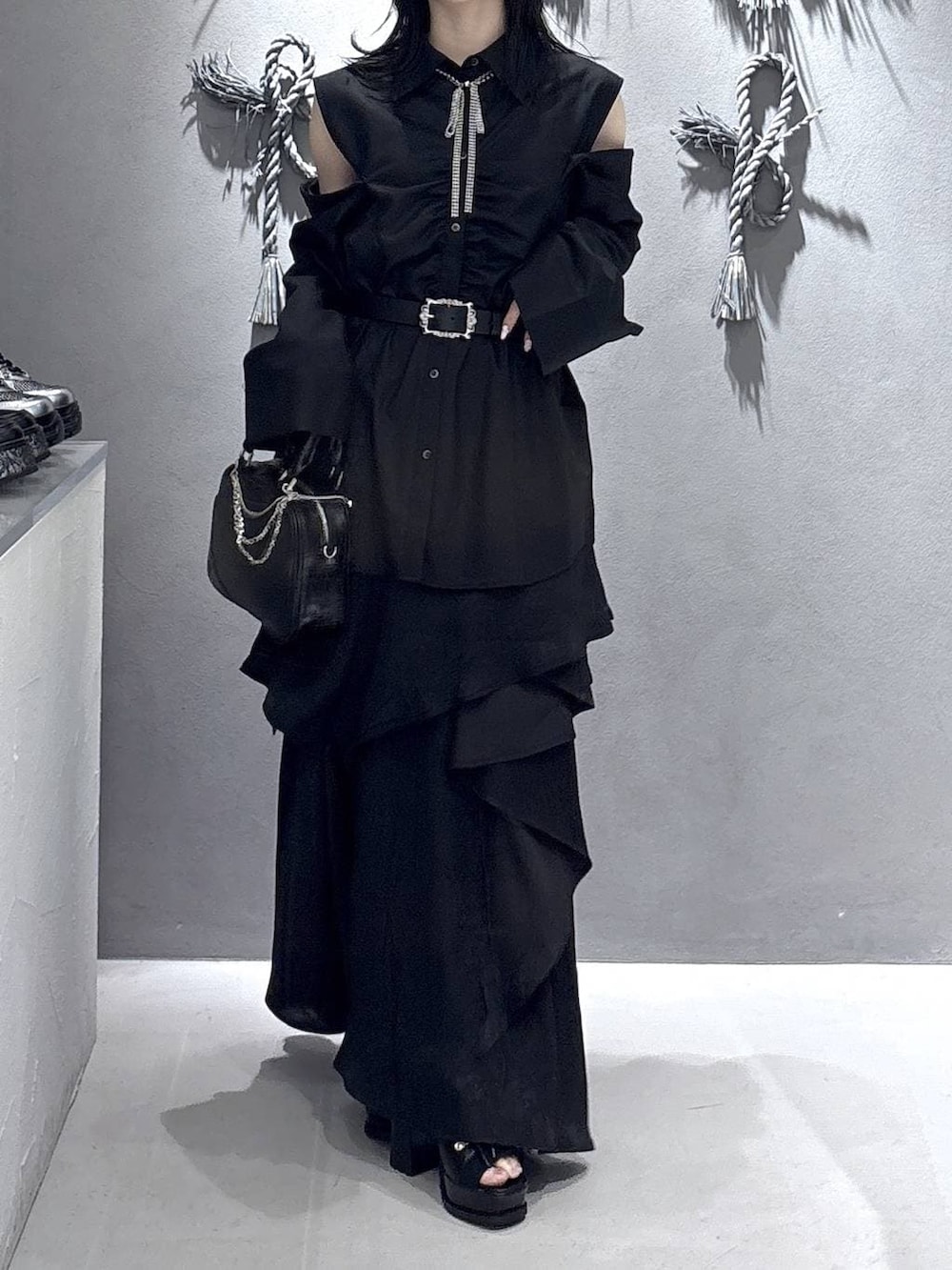 ブラック系のブーツ、ブラック系のショルダーバッグ、ブラック系のシャツ/ブラウスを着用したレディースの春コーディネートの5枚目の写真