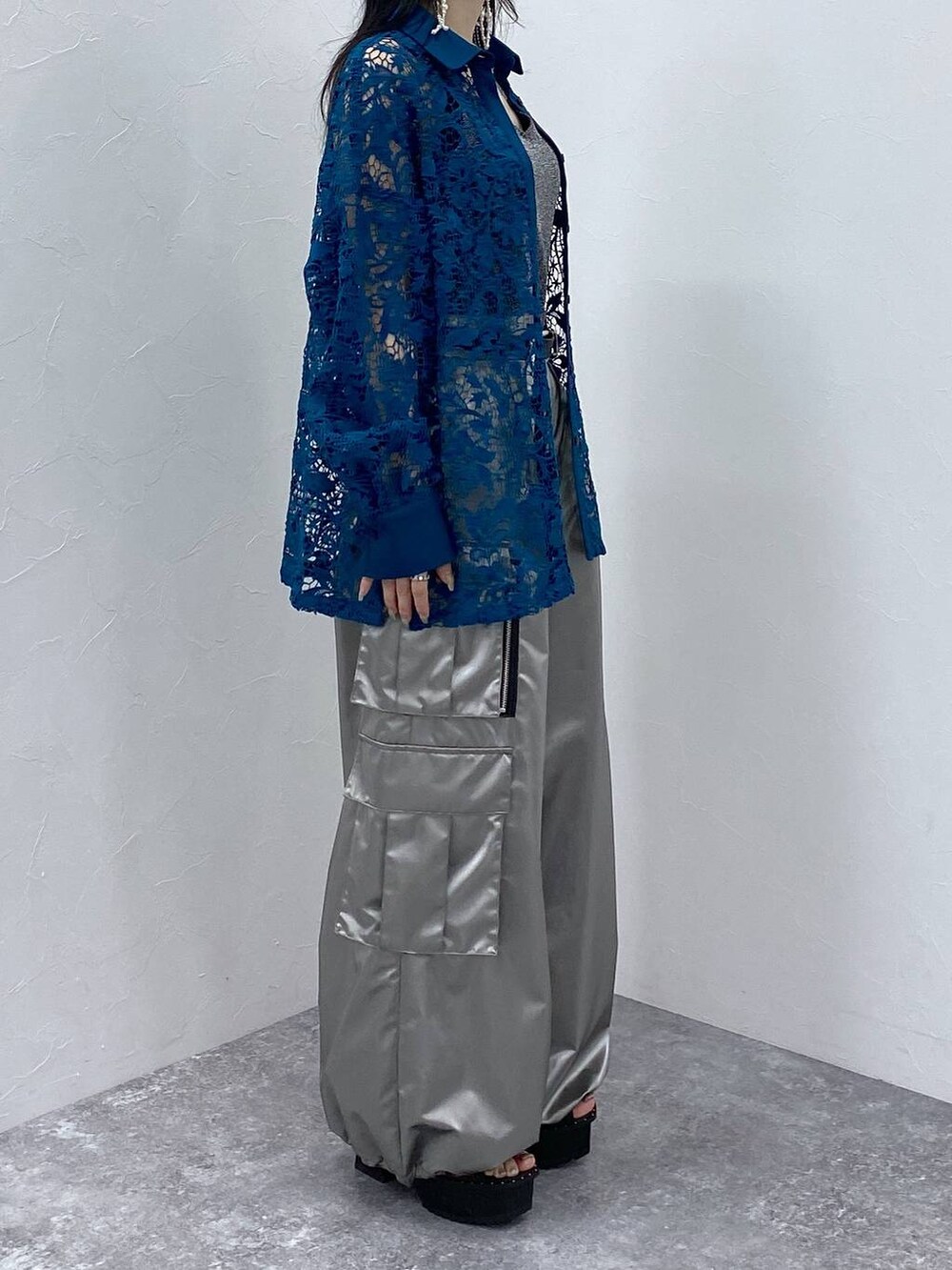 ブラック系のサンダル、ブルー系のシャツ/ブラウス、シルバー系のカーゴパンツを着用したレディースの夏コーディネートの4枚目の写真