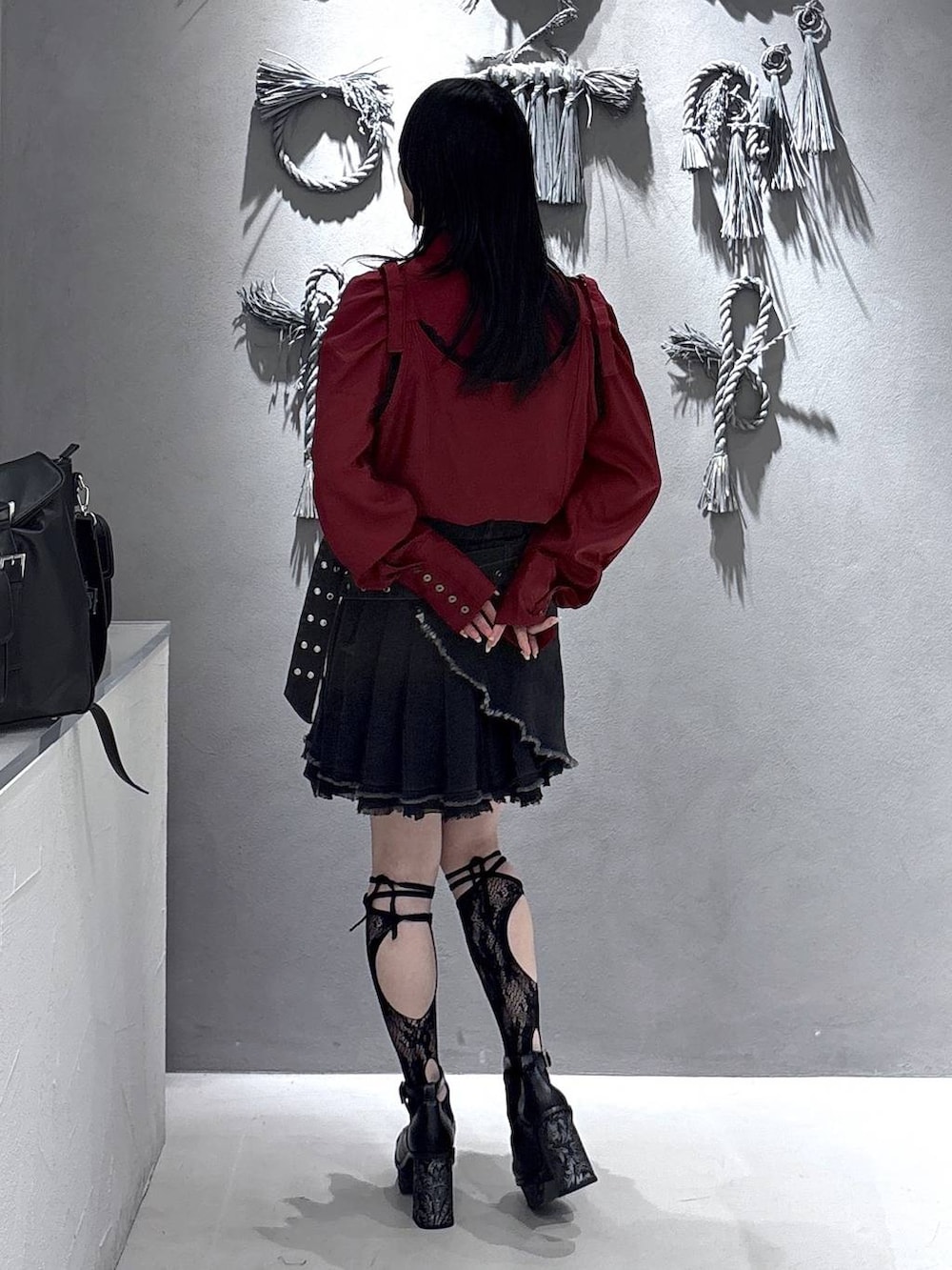 ブラック系のパンプスを着用したレディースの春コーディネートの9枚目の写真