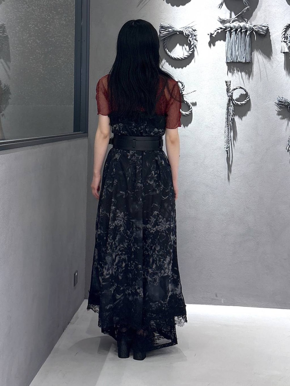 ブラック系のサンダル、ブラック系のその他パンツ、ブラック系のワンピースを着用したレディースの春コーディネートの3枚目の写真