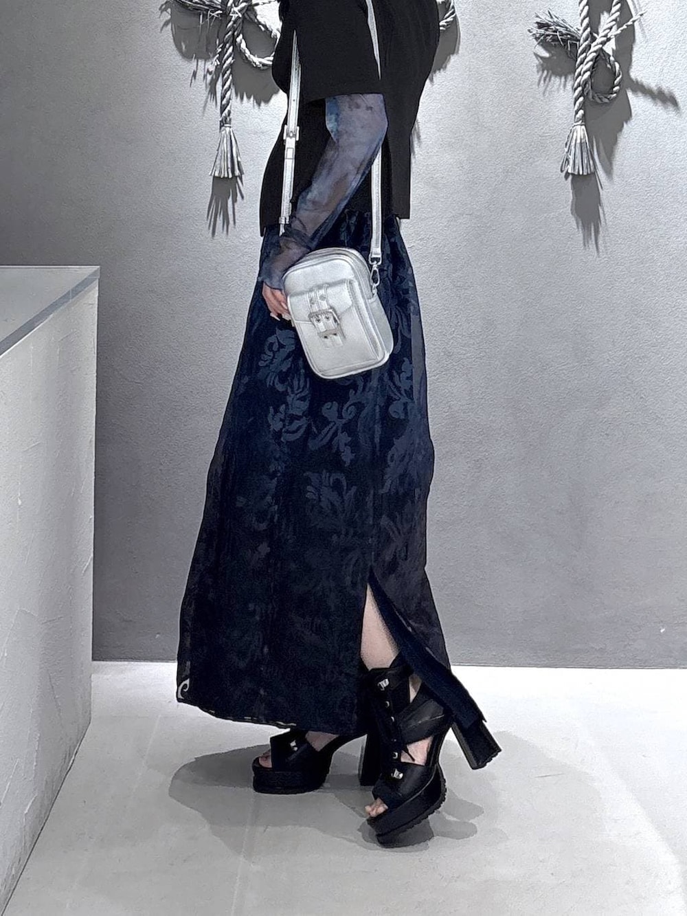 ブラック系のブーツ、グリーン系のタンクトップ、ブラック系のシャツ/ブラウスを着用したレディースの春コーディネートの8枚目の写真