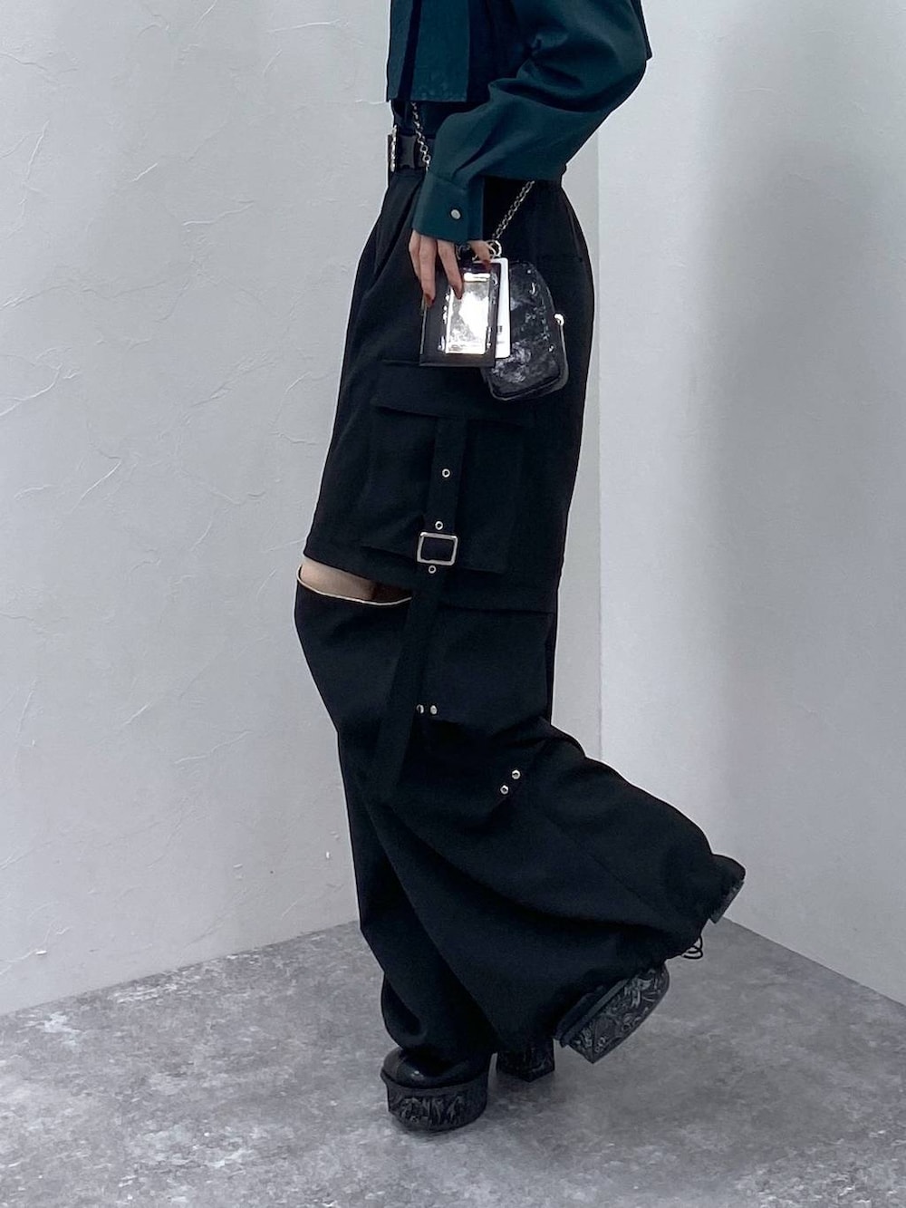 ブラック系のカーゴパンツ、グレー系のブーツ、グリーン系のシャツ/ブラウスを着用したレディースの冬コーディネートの9枚目の写真