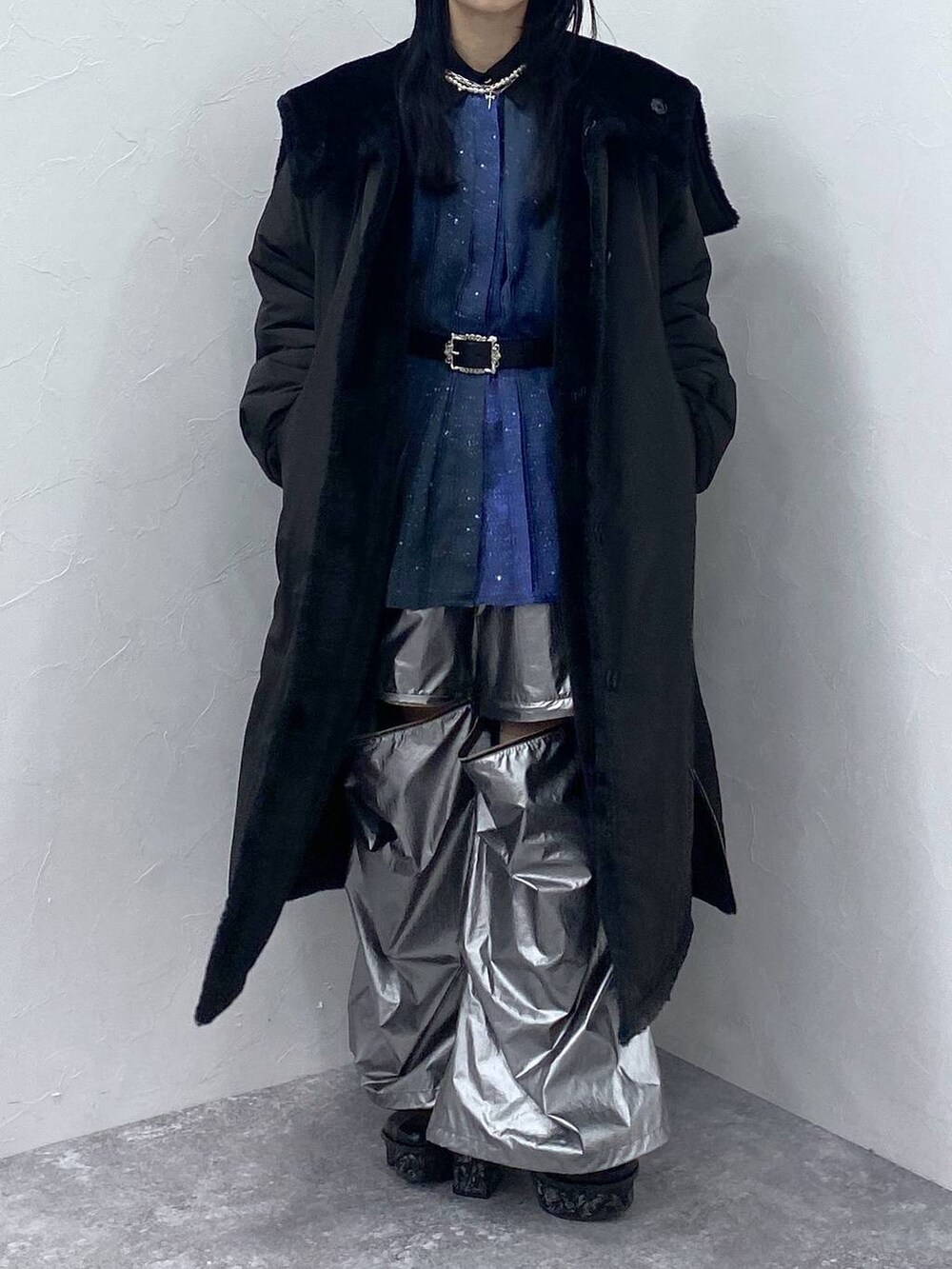 ブラック系のダウンジャケット/コート、シルバー系のカーゴパンツ、グレー系のブーツを着用したレディースの冬コーディネートの7枚目の写真