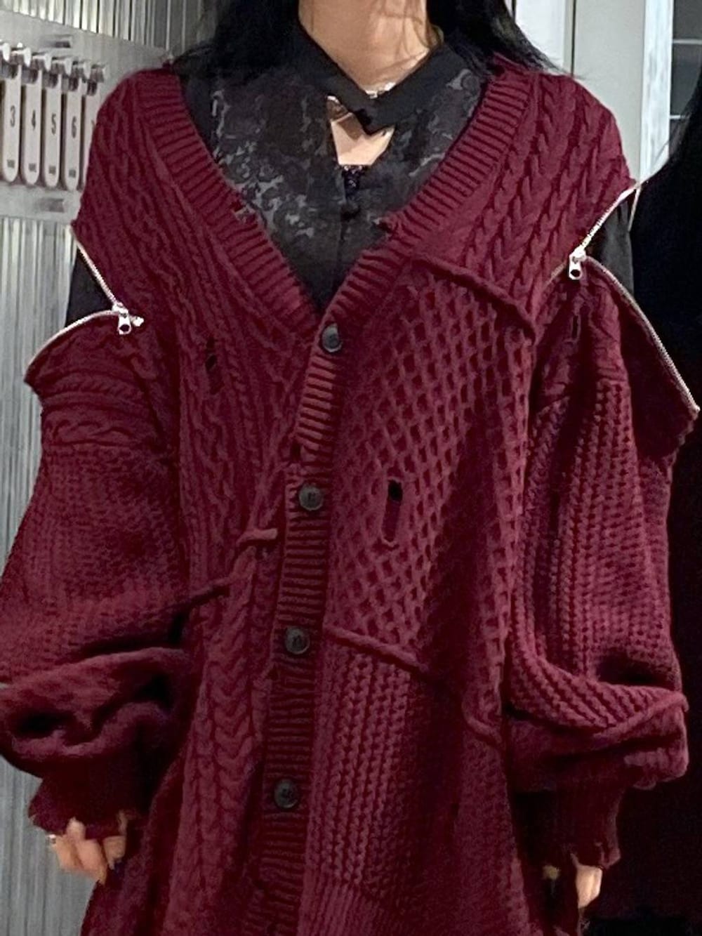 ブラック系のブーツ、レッド系のカーディガン/ボレロ、ブラック系のスカートを着用したレディースの秋コーディネートの9枚目の写真