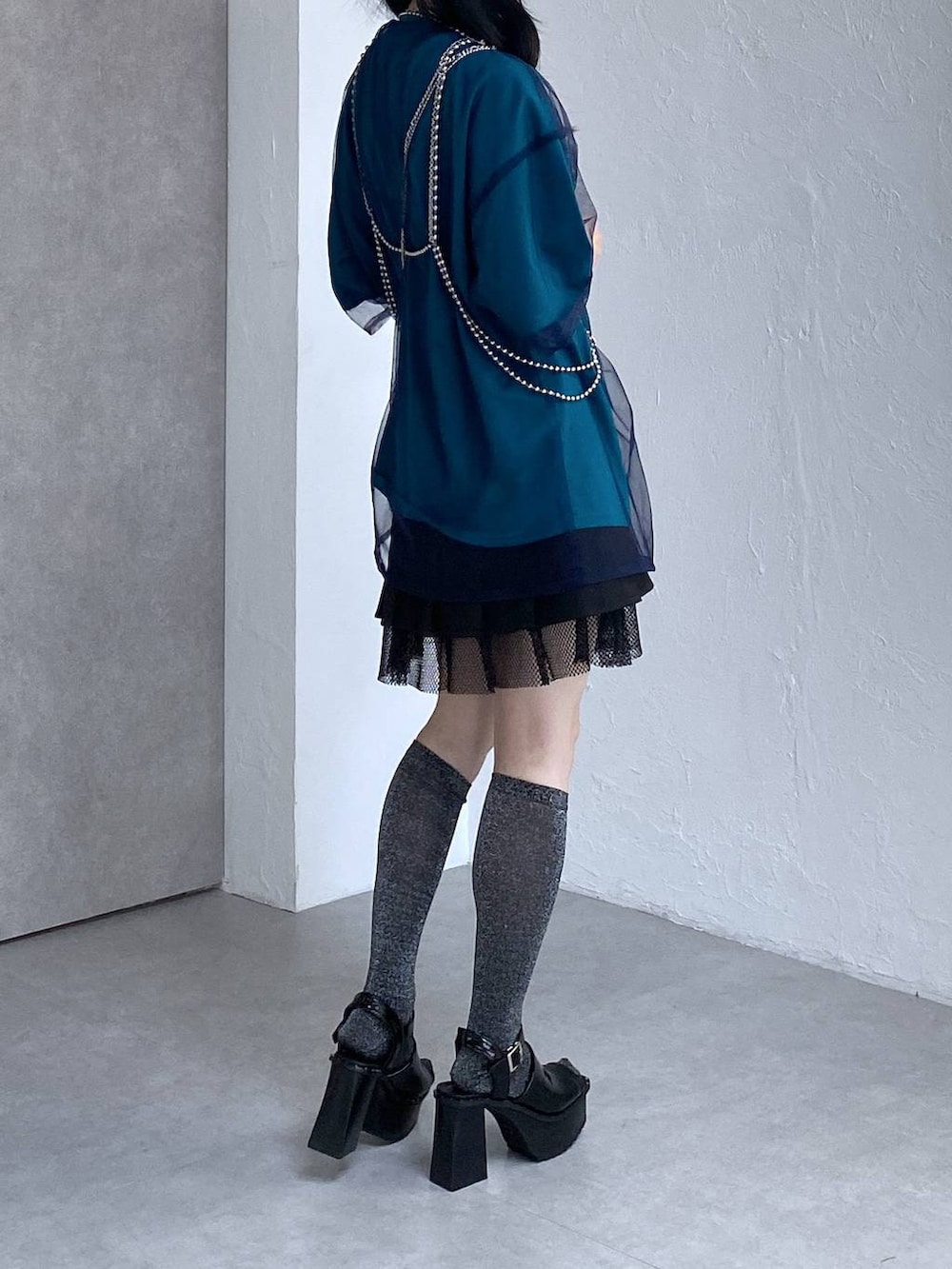 ブラック系のサンダル、ブルー系のTシャツ/カットソー、ブラック系のその他パンツを着用したレディースの春コーディネートの3枚目の写真