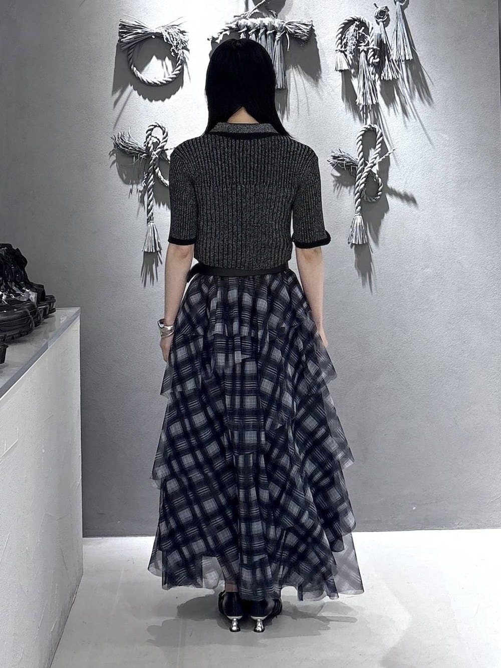 ブラック系のパンプス、ブラック系のカーディガン/ボレロ、ブラック系のセットアップを着用したレディースの春コーディネートの2枚目の写真