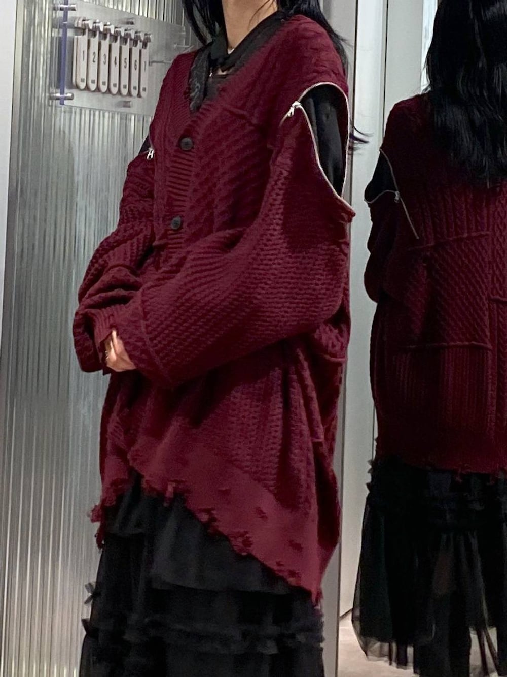 ブラック系のブーツ、レッド系のカーディガン/ボレロ、ブラック系のスカートを着用したレディースの秋コーディネートの6枚目の写真