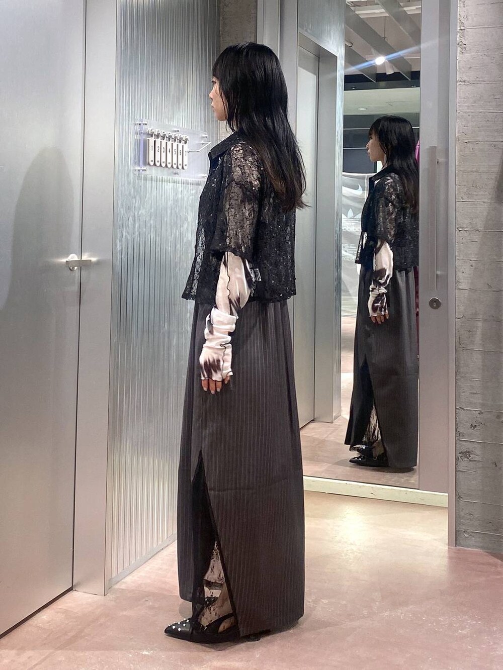 ホワイト系のTシャツ/カットソー、ブラック系のパンプス、ブラック系のシャツ/ブラウスを着用したレディースの夏コーディネートの2枚目の写真