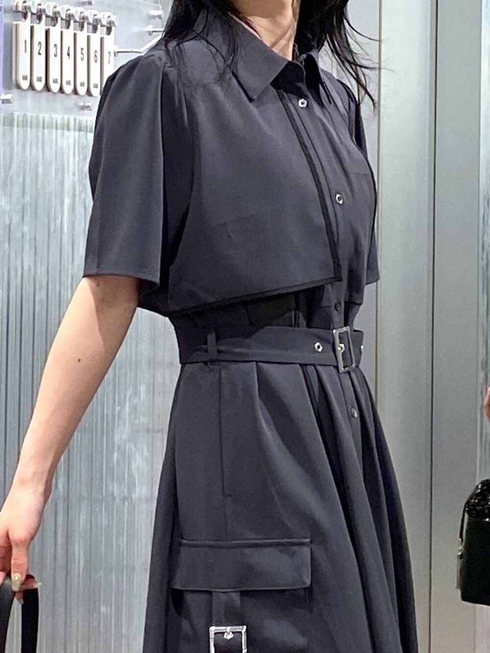 ブラック系のサンダル、グレー系のワンピース、ブラック系のショルダーバッグを着用したレディースの夏コーディネートの9枚目の写真