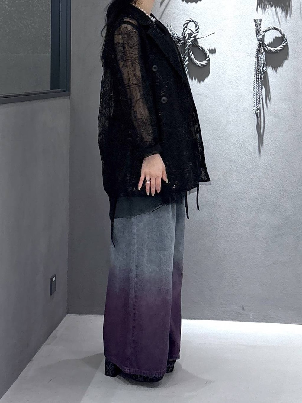 ブラック系のネクタイ、ブラック系のタンクトップ、ブラック系のテーラードジャケットを着用したレディースの春コーディネートの4枚目の写真