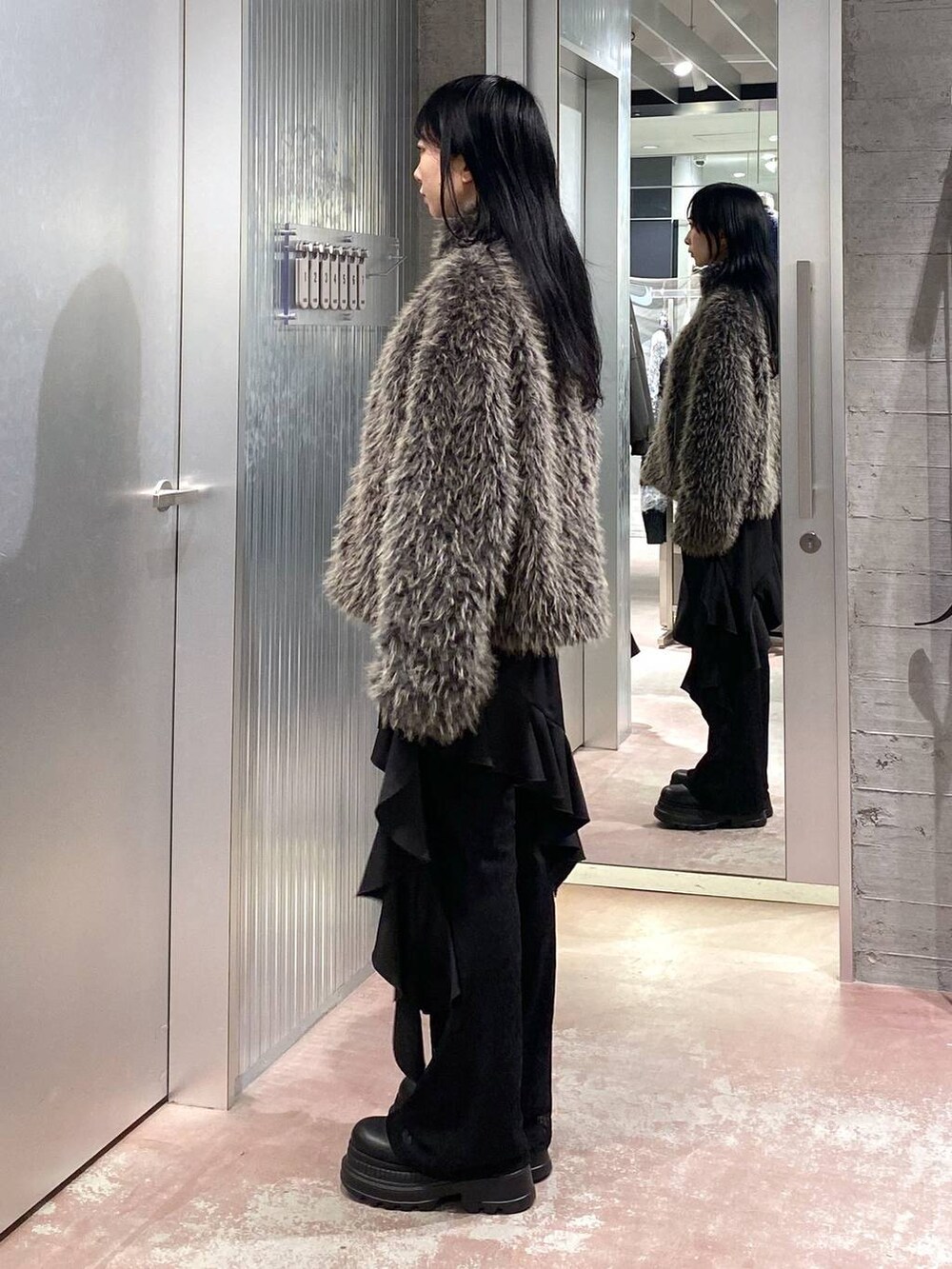 ブラック系のブーツ、ベージュ系のブルゾン、ブラック系のその他パンツを着用したレディースの冬コーディネートの2枚目の写真