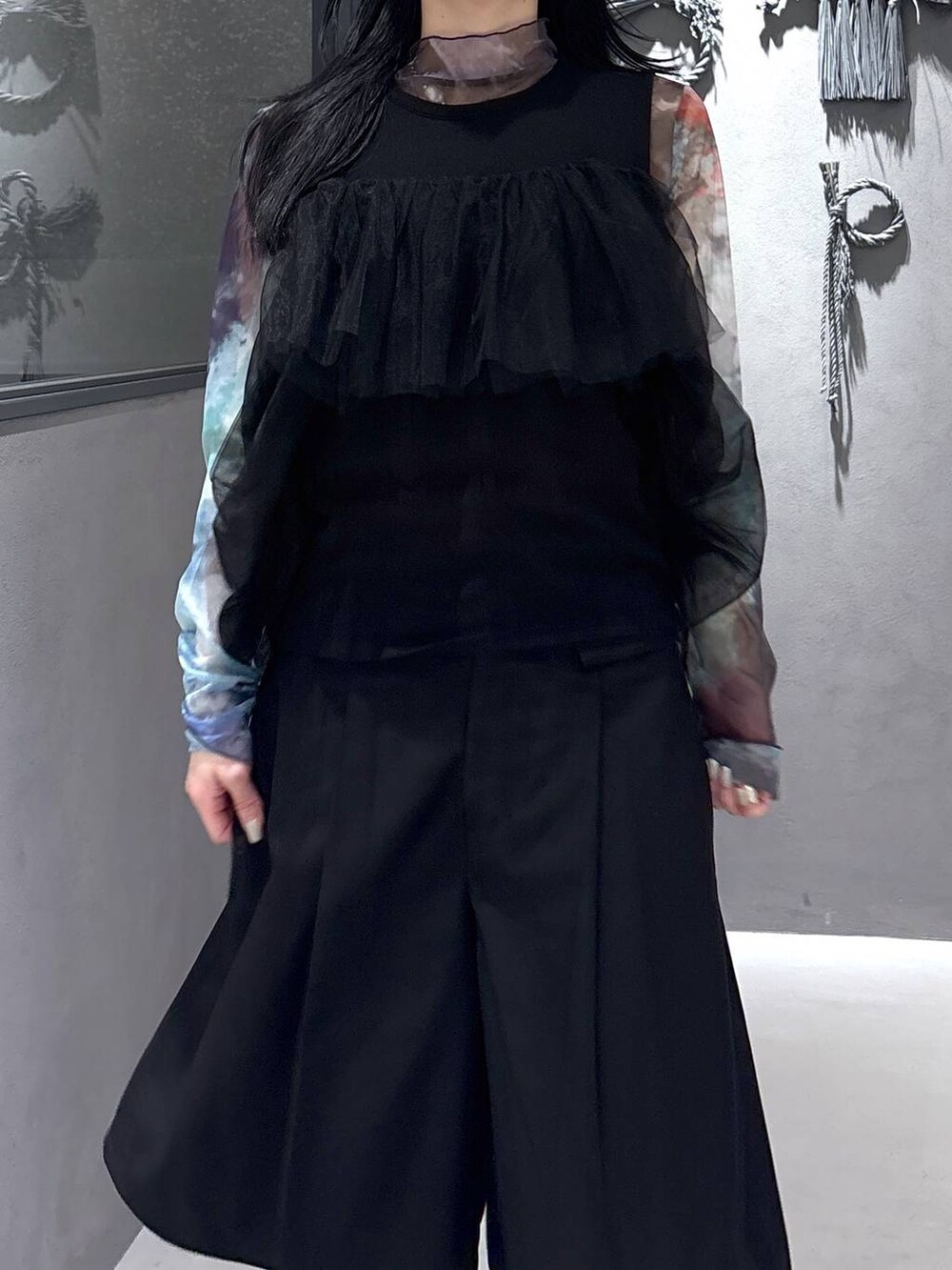 ブラック系のその他パンツ、グレー系のサンダル、ブラック系のTシャツ/カットソーを着用したレディースの春コーディネートの6枚目の写真