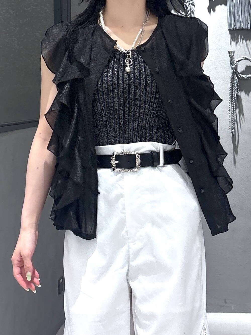 ブラック系のタンクトップ、ブラック系のサンダル、ブラック系のシャツ/ブラウスを着用したレディースの春コーディネートの6枚目の写真