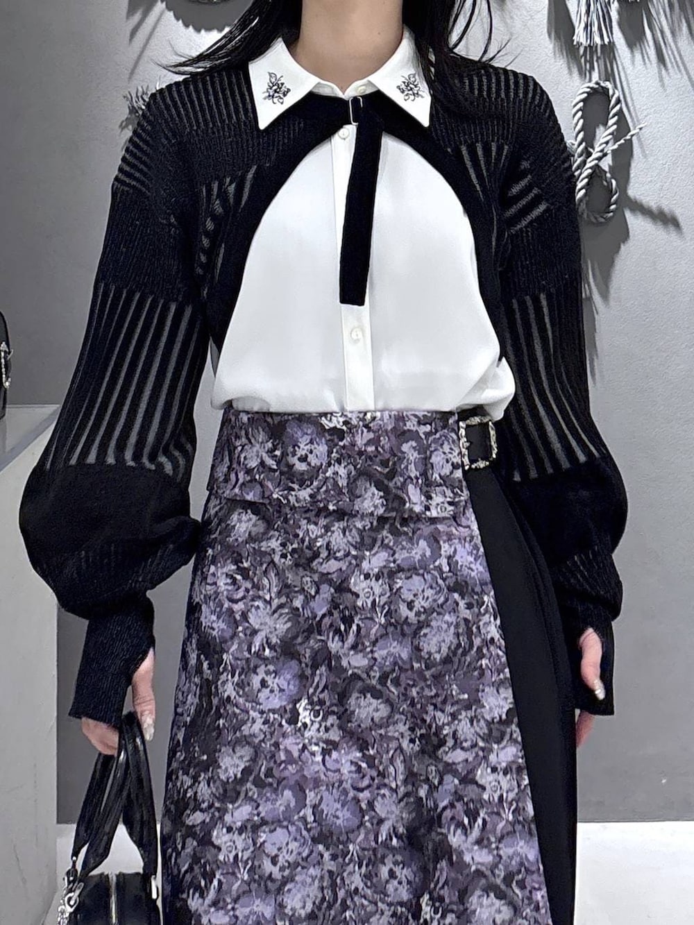 ブラック系のブーツ、ブラック系のカーディガン/ボレロ、ブラック系のシャツ/ブラウスを着用したレディースの春コーディネートの9枚目の写真