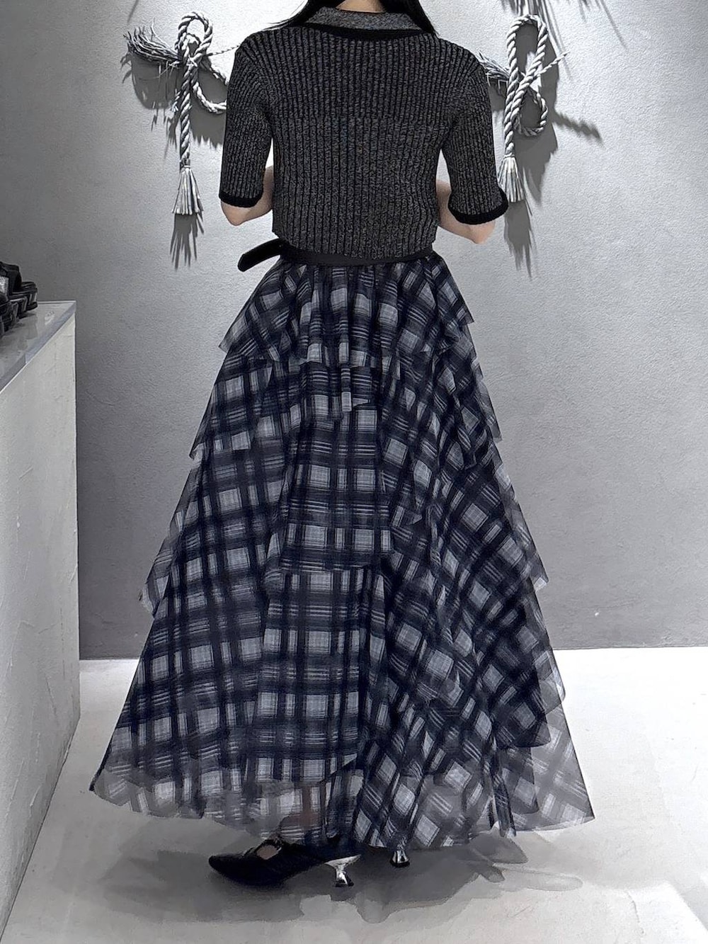 ブラック系のパンプス、ブラック系のカーディガン/ボレロ、ブラック系のセットアップを着用したレディースの春コーディネートの8枚目の写真