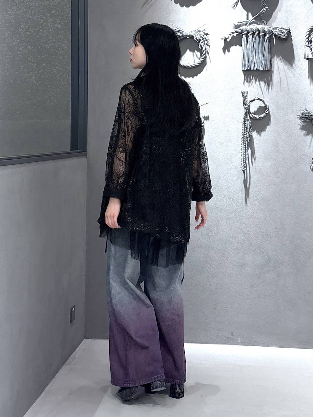 ブラック系のネクタイ、ブラック系のタンクトップ、ブラック系のテーラードジャケットを着用したレディースの春コーディネートの2枚目の写真