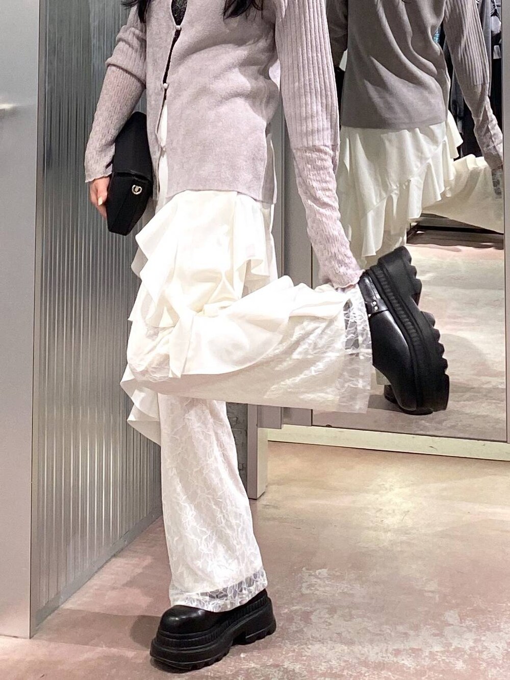 ブラック系のブーツ、ブラック系のショルダーバッグ、ホワイト系のその他パンツを着用したレディースの冬コーディネートの7枚目の写真