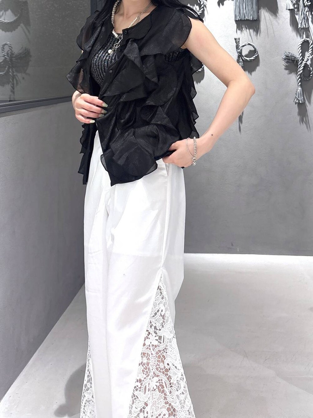 ブラック系のタンクトップ、ブラック系のサンダル、ブラック系のシャツ/ブラウスを着用したレディースの春コーディネートの7枚目の写真