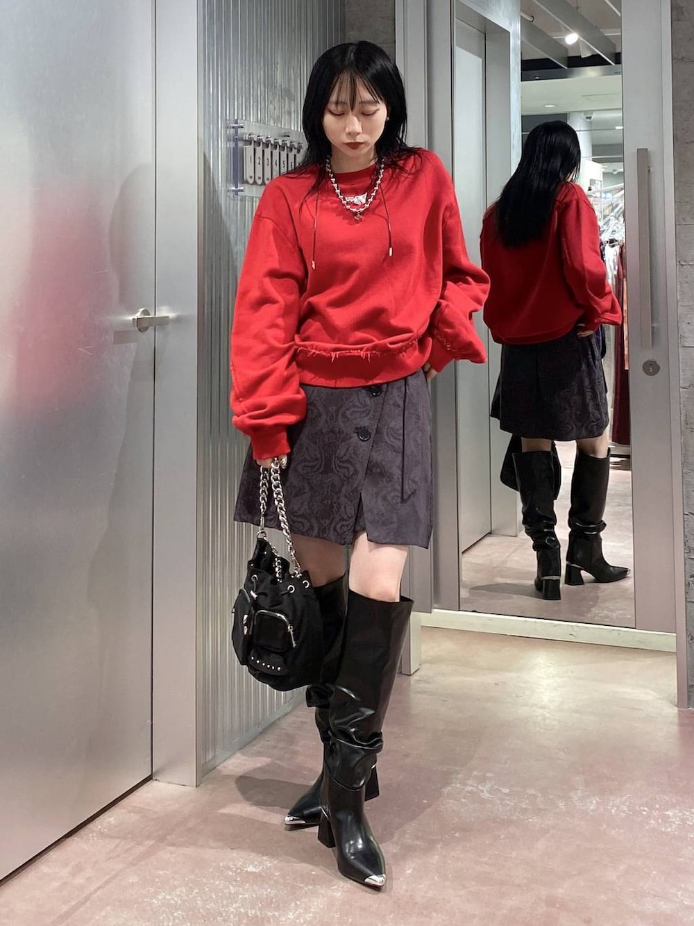 ブラック系のショルダーバッグ、レッド系のスウェット、グレー系のその他パンツを着用したレディースの夏コーディネートの6枚目の写真