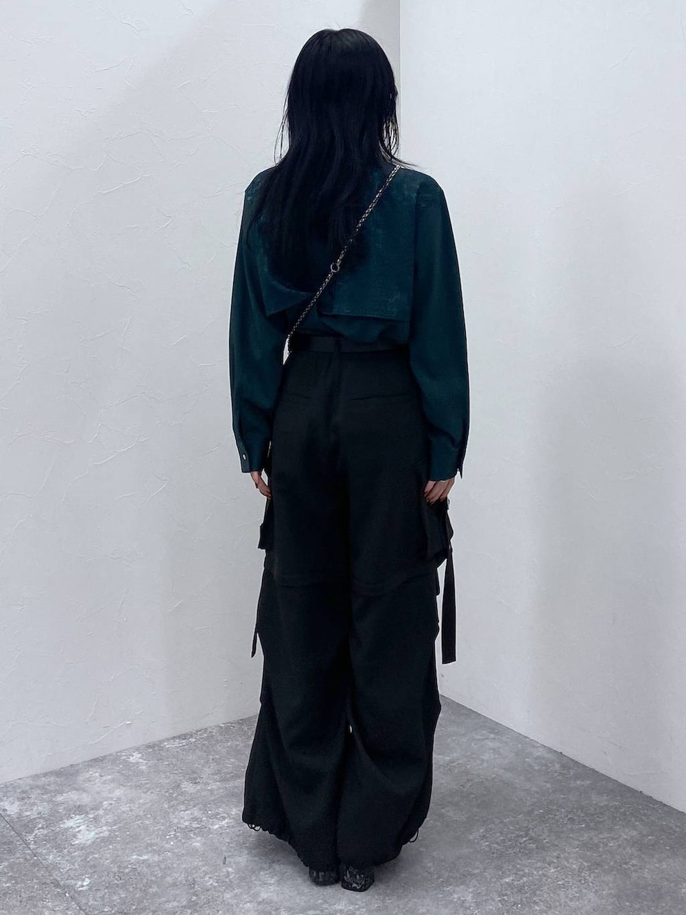 ブラック系のカーゴパンツ、グレー系のブーツ、グリーン系のシャツ/ブラウスを着用したレディースの冬コーディネートの3枚目の写真