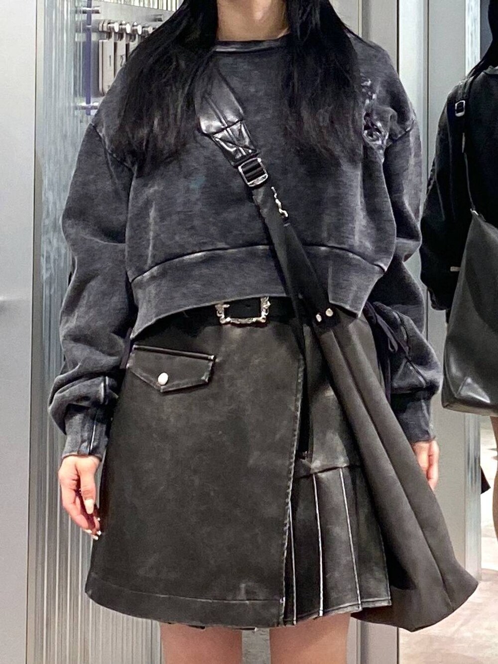 ブラック系のブーツ、グレー系のショルダーバッグ、ブラック系のスウェットを着用したレディースの冬コーディネートの7枚目の写真