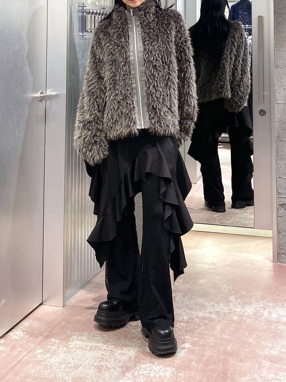 ブラック系のブーツ、ベージュ系のブルゾン、ブラック系のその他パンツを着用したレディースの冬コーディネートの5枚目の写真