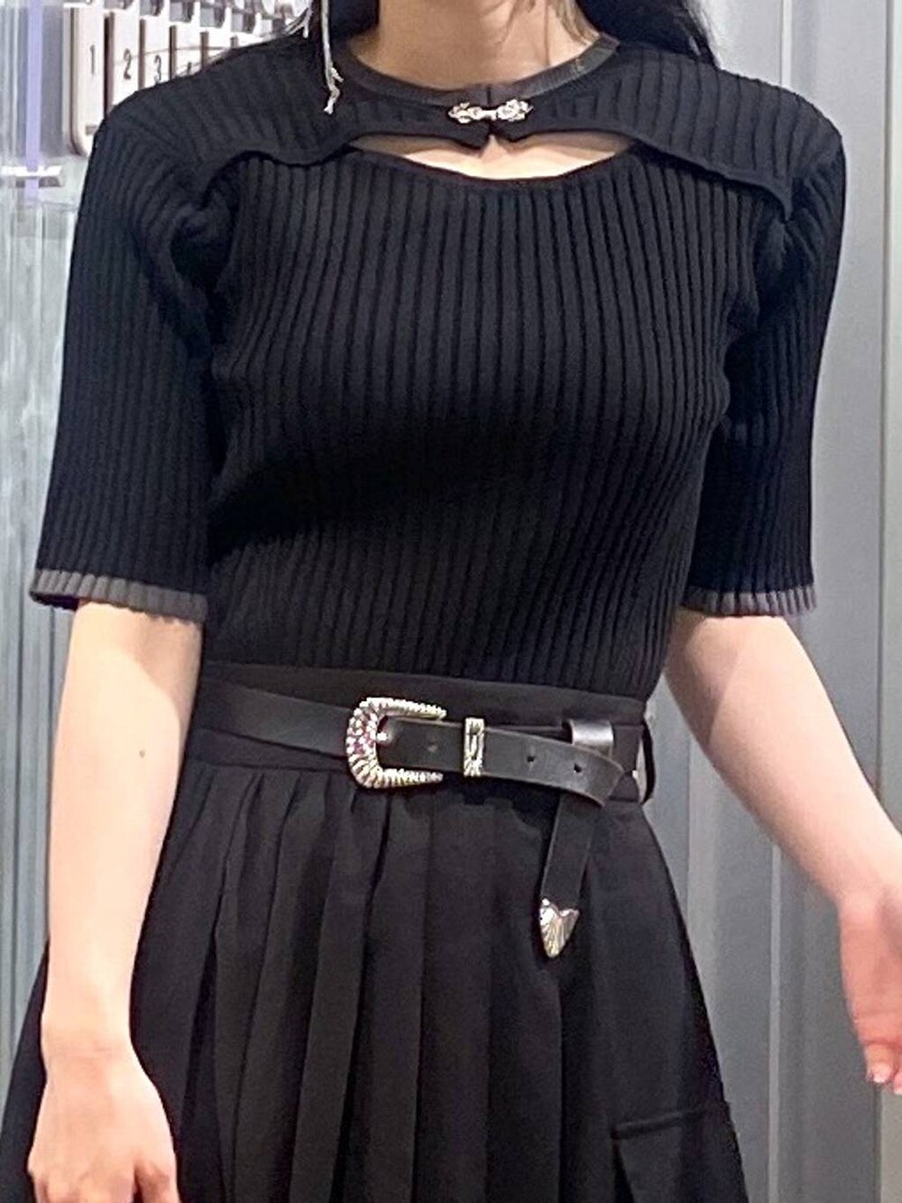 ブラック系のニット/セーター、ブラック系のパンプス、ブラック系のスカートを着用したレディースの夏コーディネートの8枚目の写真