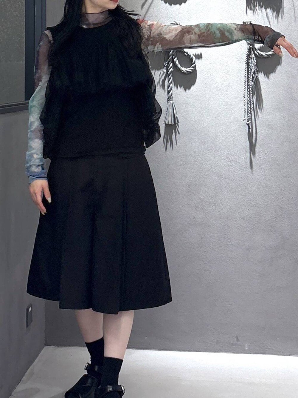 ブラック系のその他パンツ、グレー系のサンダル、ブラック系のTシャツ/カットソーを着用したレディースの春コーディネートの5枚目の写真