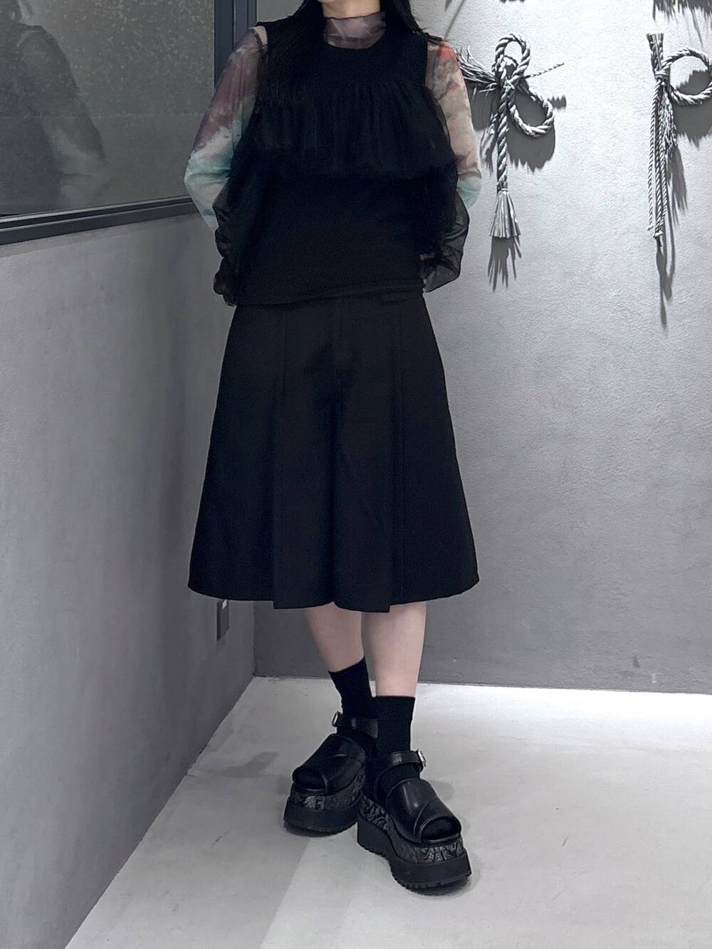 ブラック系のその他パンツ、グレー系のサンダル、ブラック系のTシャツ/カットソーを着用したレディースの春コーディネートの8枚目の写真