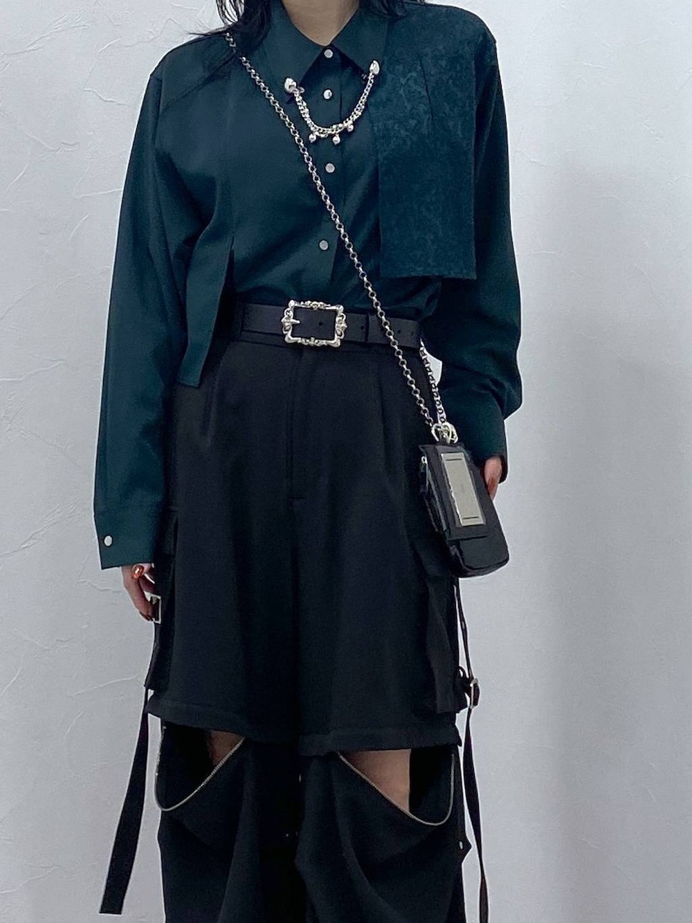 ブラック系のカーゴパンツ、グレー系のブーツ、グリーン系のシャツ/ブラウスを着用したレディースの冬コーディネートの5枚目の写真