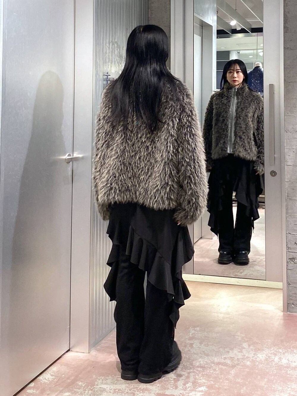 ブラック系のブーツ、ベージュ系のブルゾン、ブラック系のその他パンツを着用したレディースの冬コーディネートの3枚目の写真