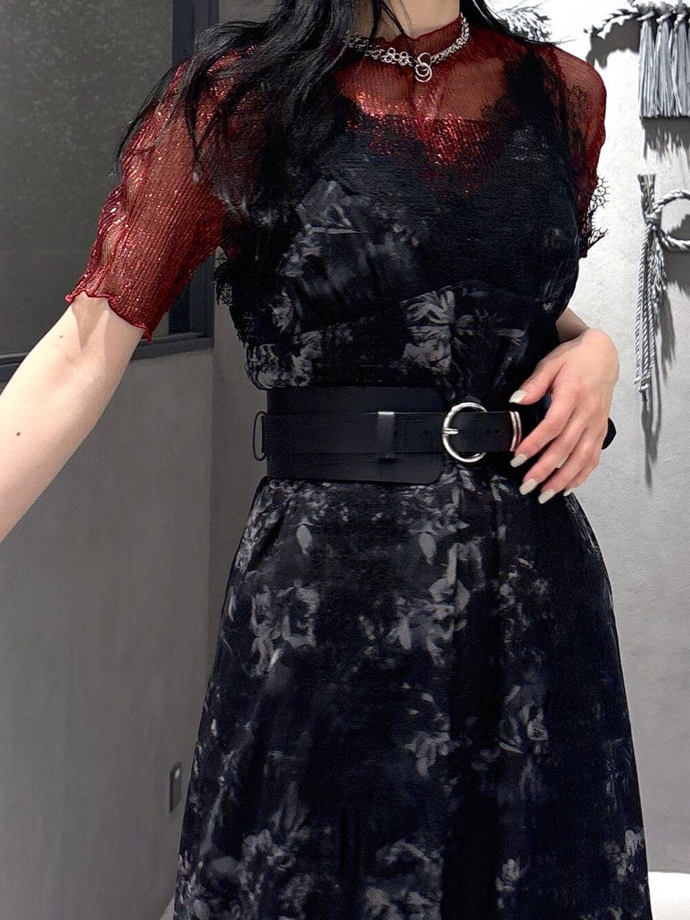 ブラック系のサンダル、ブラック系のその他パンツ、ブラック系のワンピースを着用したレディースの春コーディネートの9枚目の写真