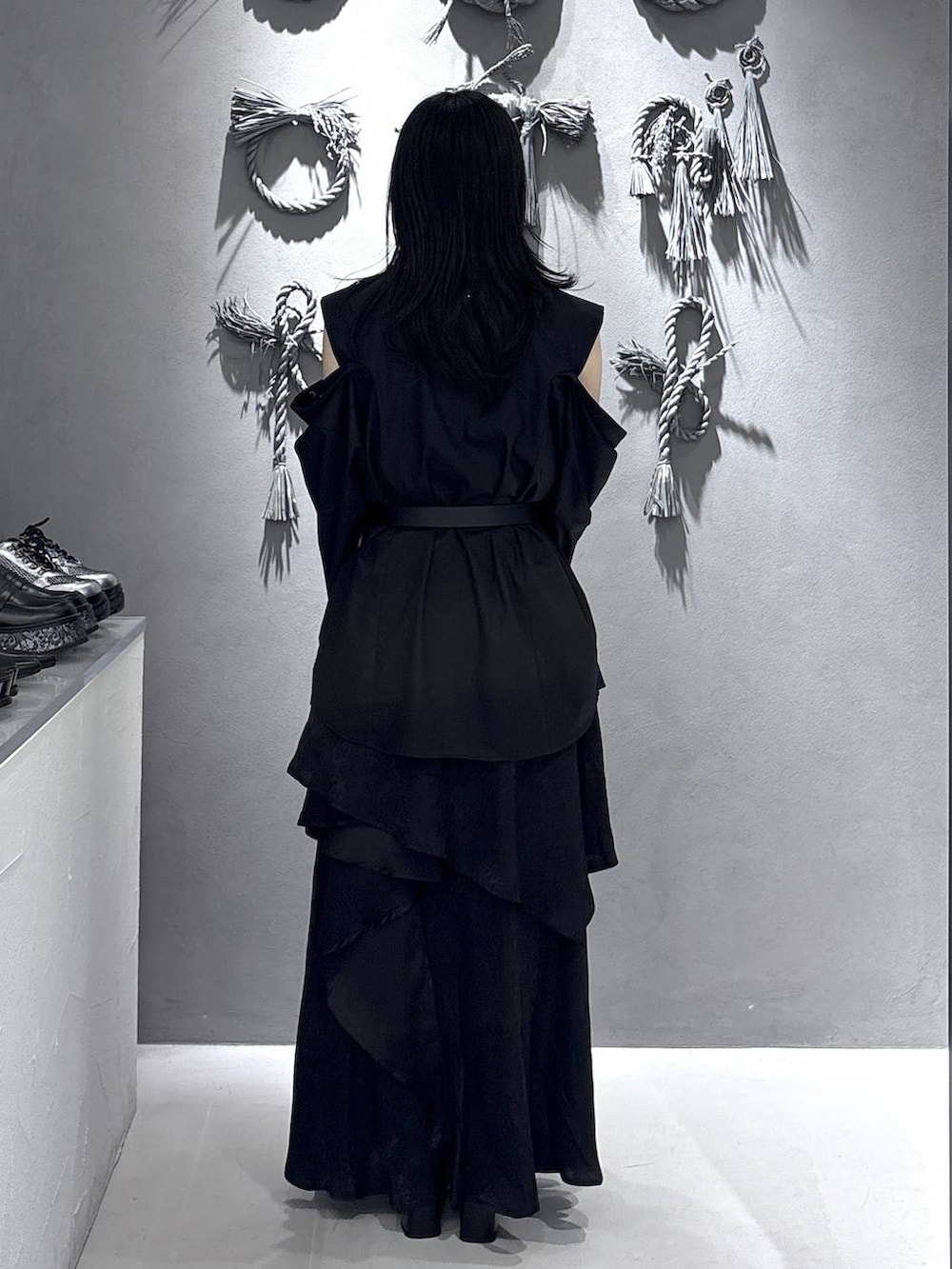 ブラック系のブーツ、ブラック系のショルダーバッグ、ブラック系のシャツ/ブラウスを着用したレディースの春コーディネートの3枚目の写真