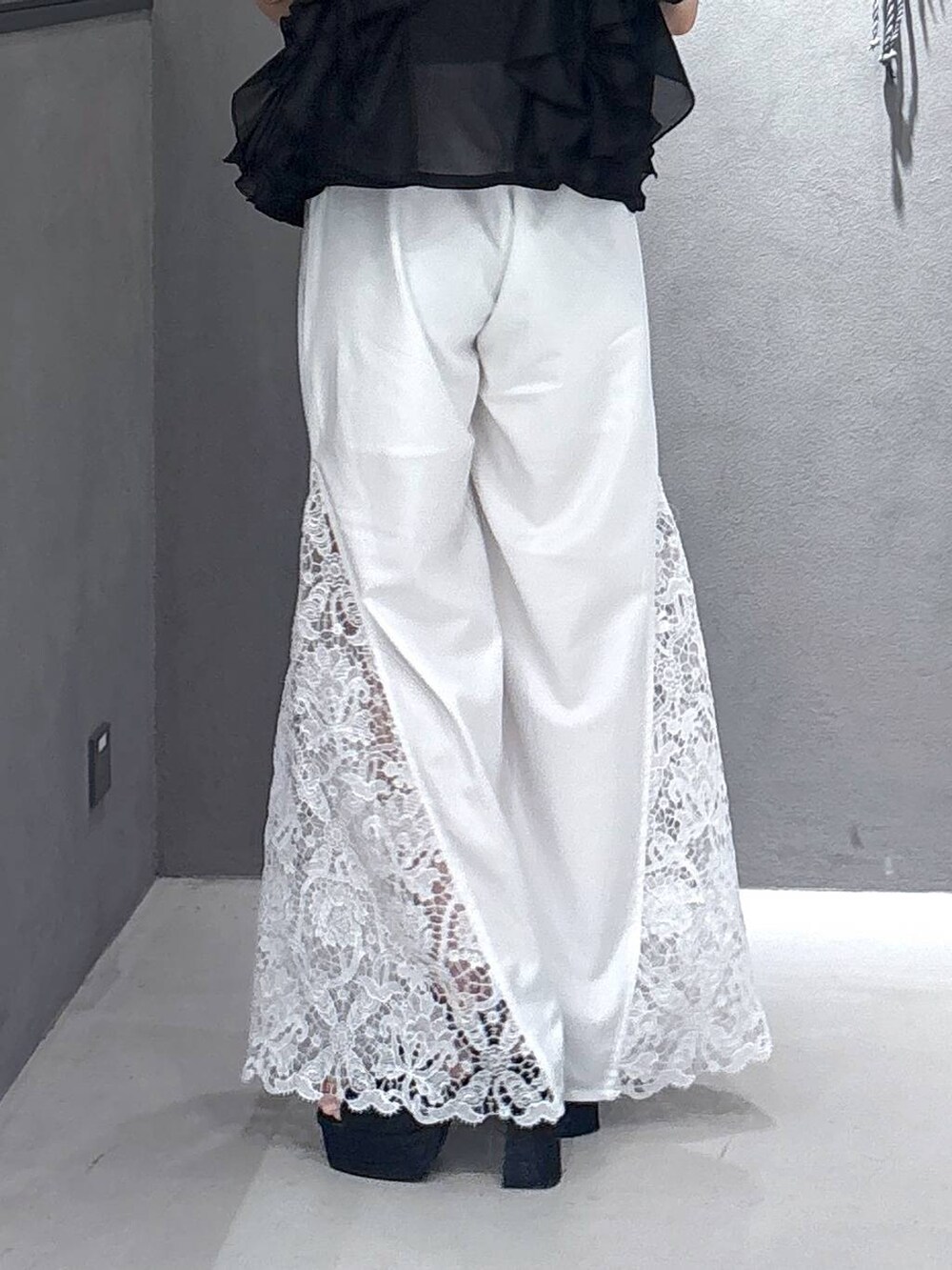 ブラック系のタンクトップ、ブラック系のサンダル、ブラック系のシャツ/ブラウスを着用したレディースの春コーディネートの8枚目の写真